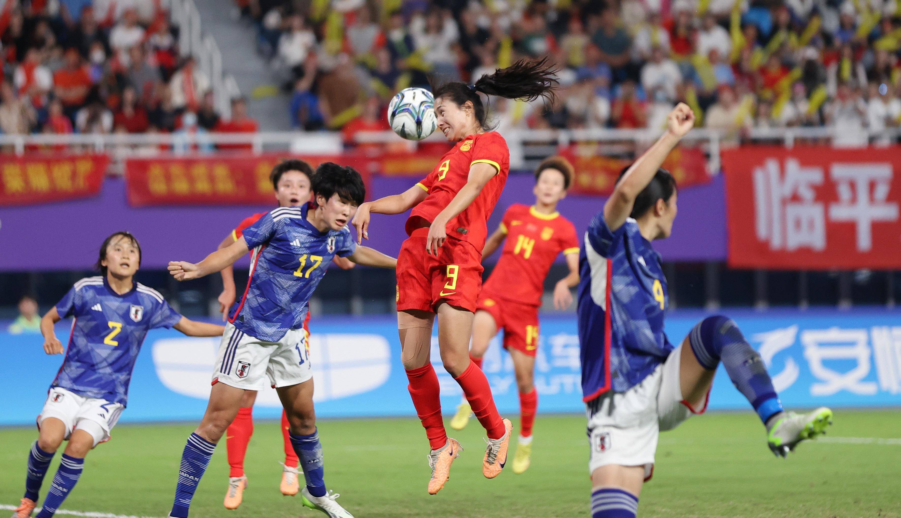 爱尔兰女足参加国际比赛，向前冲刺