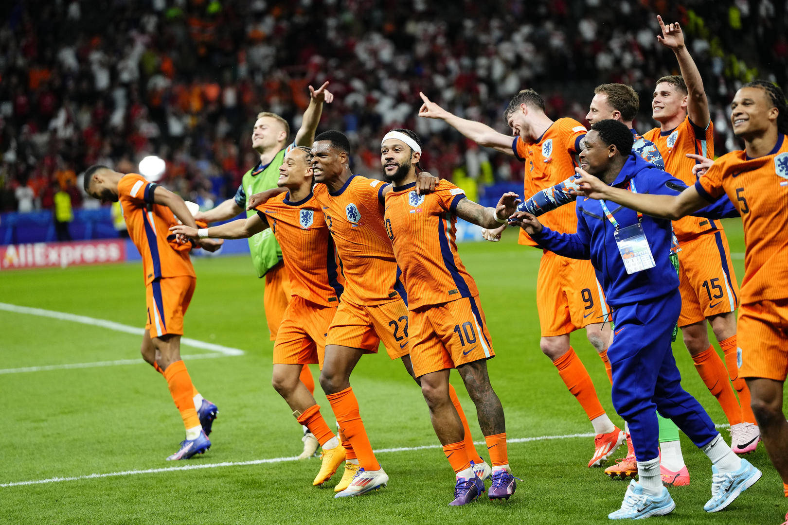 荷兰队在欧洲预选赛中遭遇失利，面临压力