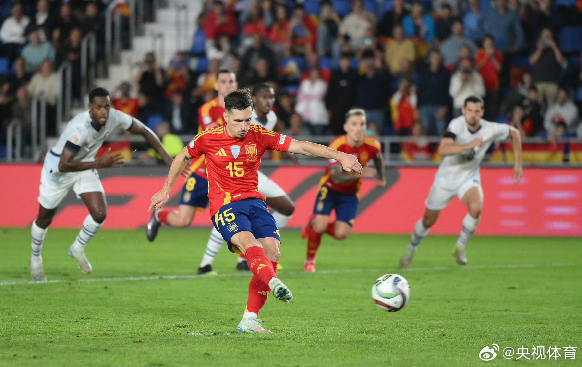 IM体育社区互动入口-葡萄牙队横扫法国队，奥恰洛夫点燃赛场