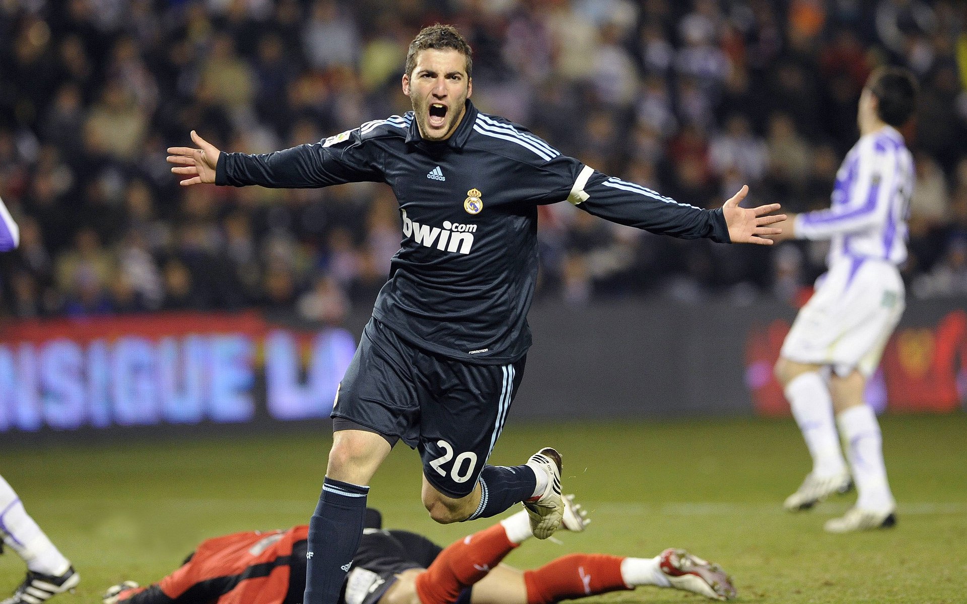 范戴克一锤定音，曼联横扫阿尔及利亚背后的世界排名暗战